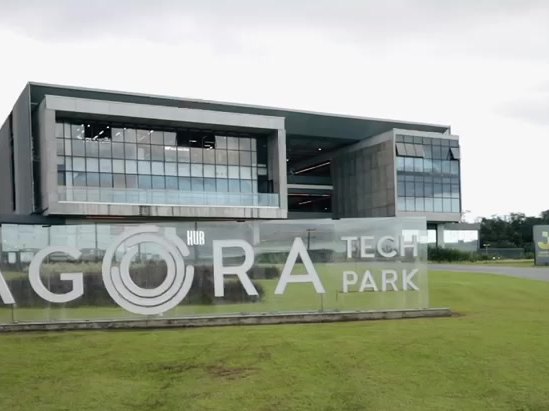 Prédio do Ágora Tech Park com o letreiro ÁGORA no gramado