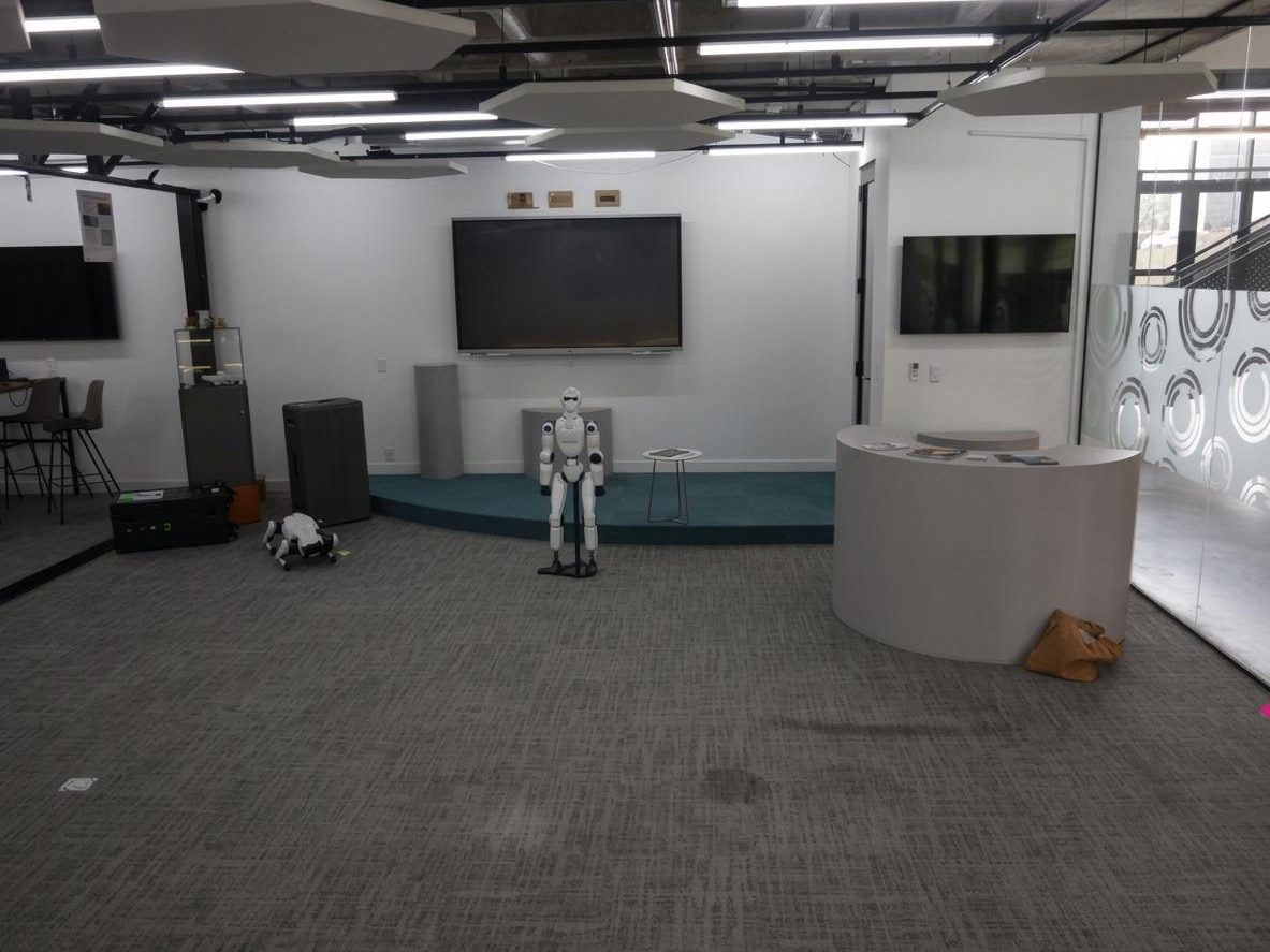 Sala Criatividade com TVs, palco e balcão