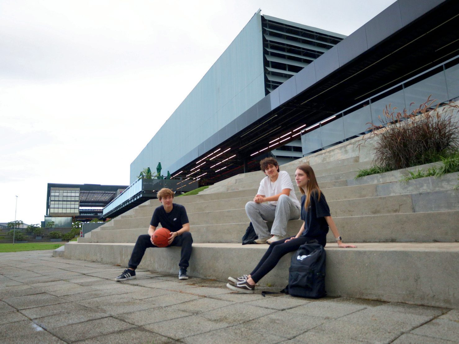 Simulação de estudantes conversando na escadaria externa